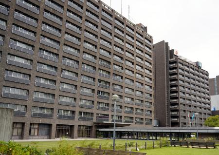 兵庫県庁舎の本庁舎１号館（手前）と２号館