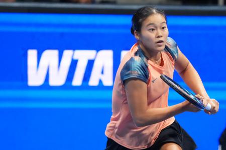 東レ・パンパシフィック・オープン1回戦でニコラ・バルトゥンコバと対戦する園部八奏=21日、東京・有明テニスの森公園(ゲッティ=共同)