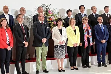 ２０２３年、仙台市でのＧ７科学技術相会合の行事でサメ革のヒールを履いた高市早苗氏（中央）（本人のインスタグラムから）