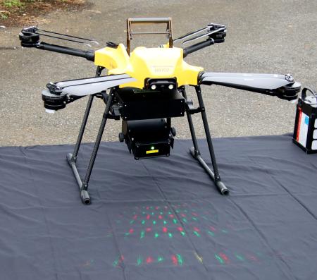 野鳥を鶏舎から遠ざけるレーザーを搭載したドローン=21日午後、千葉市若葉区