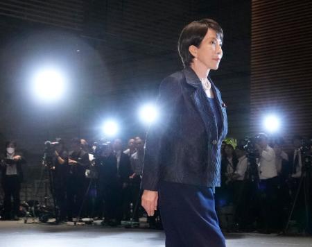 皇居での任命式と認証式のため、首相官邸を出る高市早苗首相＝２１日午後６時１８分