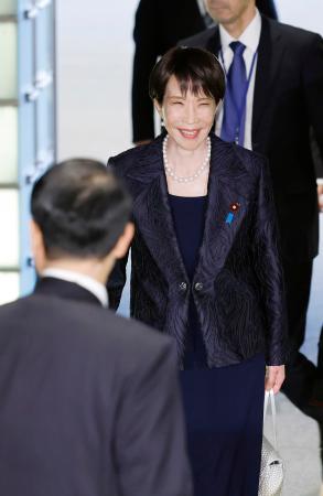 皇居での任命式と認証式のため、首相官邸を出る高市早苗首相＝２１日午後６時１８分