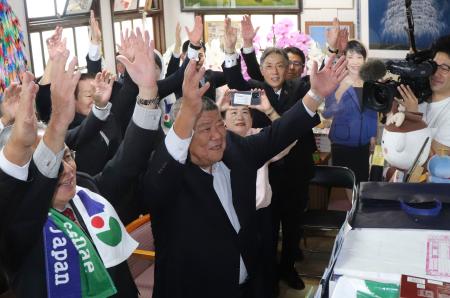 高市早苗氏が首相に選出され、万歳する地元の支援者ら＝２１日午後２時３０分ごろ、奈良県大和郡山市