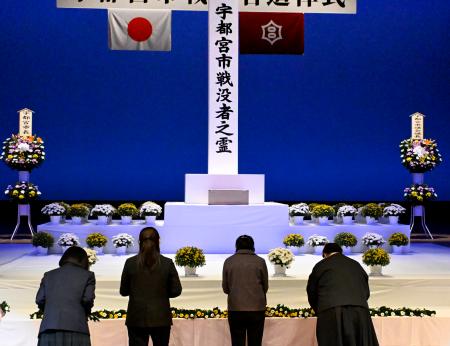 戦争犠牲者を悼む「宇都宮市戦没者追悼式」で献花する参列者＝２１日午後、宇都宮市