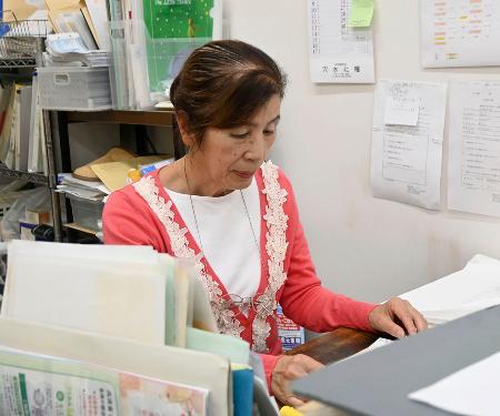 石川県穴水町の職場で作業する谷内律子さん＝２１日午後