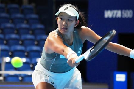 東レ・パンパシフィック・オープン、1回戦でソフィア・ケニンと対戦する内島萌夏=21日、東京・有明テニスの森公園(ゲッティ=共同)