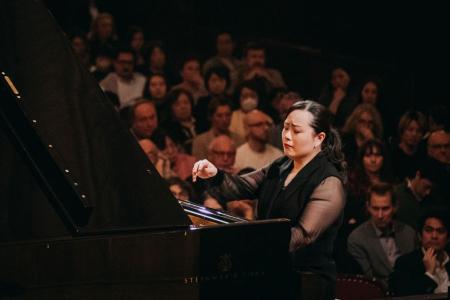 ３次予選で演奏する桑原志織さん（（Ｃ）Ｋ．Ｓｚｌ☆（オゴネク付きＥ小文字）ｚａｋ／ＮＩＦＣ）