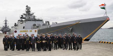 記念撮影をするインド海軍のフリゲート艦「サヒヤードリ」の乗組員と海上自衛隊隊員ら＝２１日午前、海上自衛隊横須賀基地