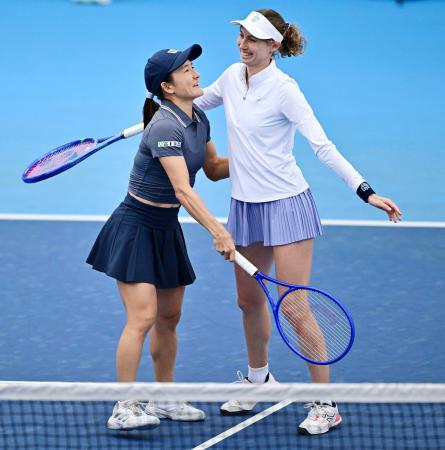 ダブルスで準々決勝進出を決めた青山修子(左)、クリスティナ・ブクサ組=有明テニスの森公園