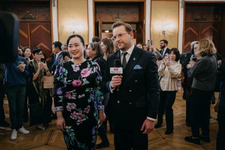 　地元メディアの取材を受ける桑原志織さん（（Ｃ）Ｋ．Ｓｚｌｅｚａｋ／ＮＩＦＣ）