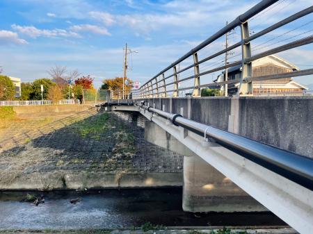 耐震性が確保されていない恐れがある添架水管橋=奈良県内(会計検査院広報室提供)