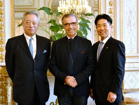 フランスのボルドーで、故道上伯氏の名前を冠するスポーツセンターの設立式に出席した(左から)長男の雄峰さん、ボルドーのユルミック市長、愛媛県八幡浜市の大城一郎市長=21日(共同)