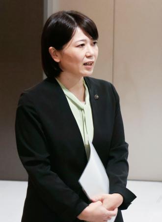 前橋市議全員を対象とした会合を終え、記者団の取材に答える小川晶市長=21日午後、前橋市