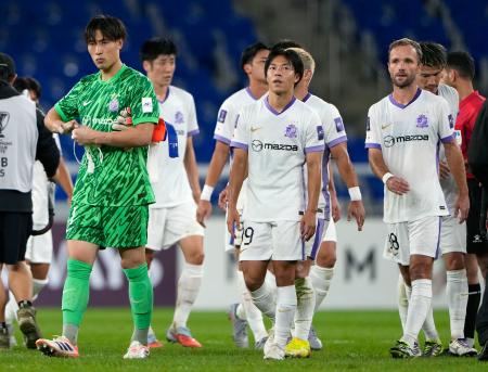 　蔚山に敗れ、肩を落とすＧＫ大迫（左端）ら広島イレブン＝蔚山（共同）