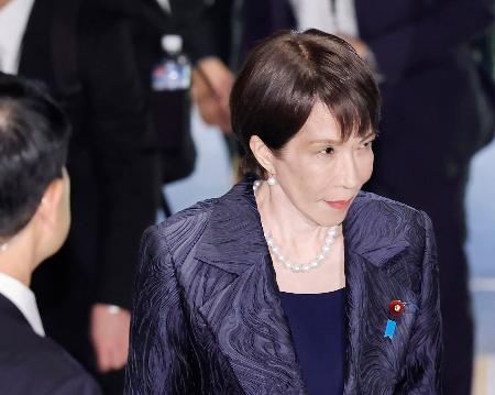 皇居での任命式と認証式のため、首相官邸を出る高市早苗首相＝２１日午後６時１８分