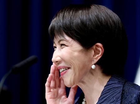 記者会見で笑顔を見せる高市早苗首相＝２１日午後１０時４３分、首相官邸（代表撮影）