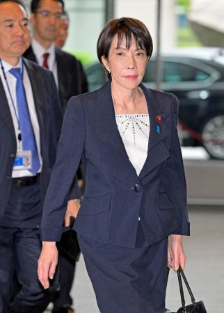 首相官邸に入る高市首相＝２２日午前
