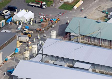 鳥インフルエンザの陽性が確認された北海道白老町の養鶏場＝２２日午前１０時１６分（共同通信社ヘリから）