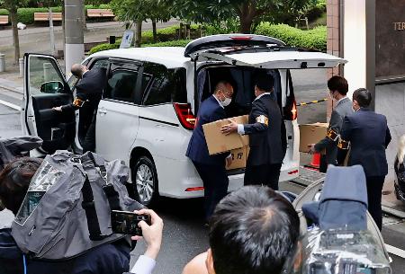 「退職代行モームリ」の運営会社「アルバトロス」が入るビルから運び出した段ボール箱を車両に積み込む警視庁の捜査員ら=22日午前11時32分、東京都品川区