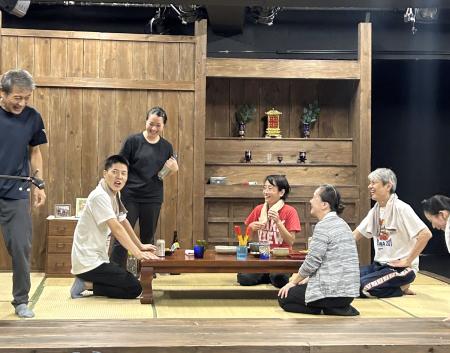 舞台「カタブイ、２０２５」の稽古。沖縄の日常が描かれる