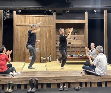 　舞台「カタブイ、２０２５」の稽古。琉球舞踊を披露する場面も