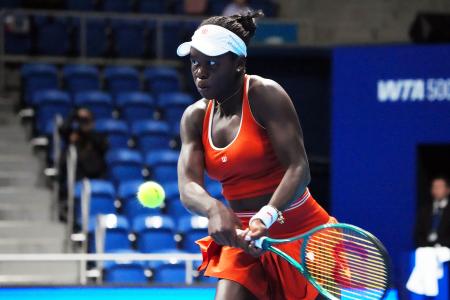 東レ・パンパシフィック・オープン、2回戦でプレーするビクトリア・エムボコ=22日、東京・有明テニスの森公園(ゲッティ=共同)