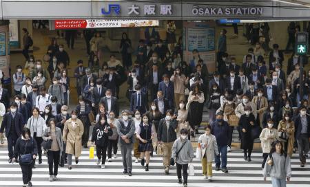 大阪・梅田の横断歩道を渡る人たち=2023年5月