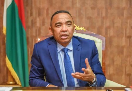 マダガスカル首都アンタナナリボの大統領府で、共同通信との単独会見に応じるミカエル・ランドリアニリナ大佐=21日(中野智明氏撮影・共同)