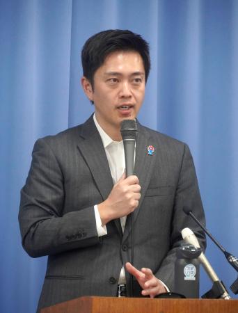 記者会見する日本維新の会の吉村洋文代表＝２２日午後、大阪府庁