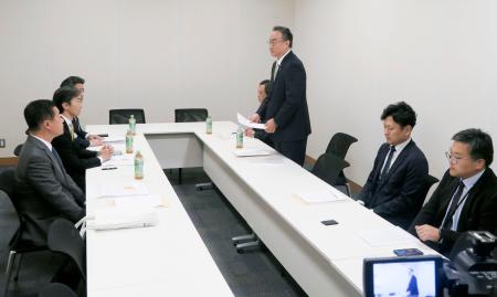 北陸新幹線の延伸について自主研究会で議論する石川県選出の自民党国会議員ら=22日午後、国会