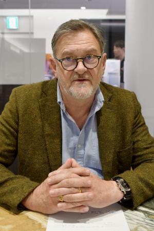 取材に応じるUNDPウクライナで地雷対策を統括するベンジャミン・ラーク氏=21日、東京都内