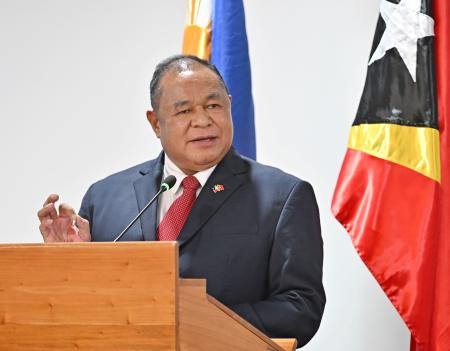 22日、マニラで記者会見する東ティモールのフレイタス外務・協力相(共同)