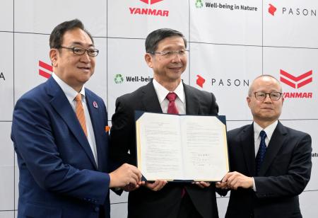 連携協定を結び、記念撮影するヤンマーHDの山本哲也COO(中央)ら=22日午前、大阪市北区
