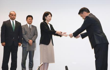 前橋市の小川晶市長(右から2人目)に辞職など求める文書を手渡す市議ら=22日午後、前橋市