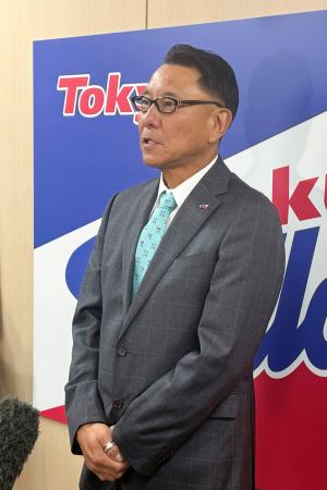 スカウト会議後、取材に応じるヤクルトの池山新監督=22日、東京都内