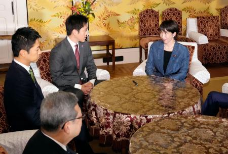 連立政権合意書への署名を前に会談する自民党の高市総裁(右端)と日本維新の会の吉村代表(右から2人目)=20日、国会