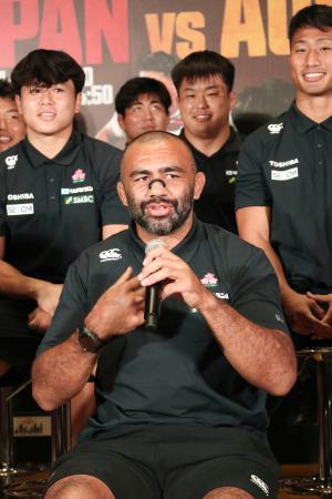 　ファンを集めたイベントで質問に答えるラグビー日本代表のリーチ（手前）＝２２日、東京都千代田区