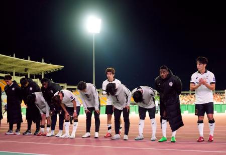 　江原に敗れ、サポーターにあいさつする宮代（右から５人目）ら神戸イレブン＝韓国・春川（共同）