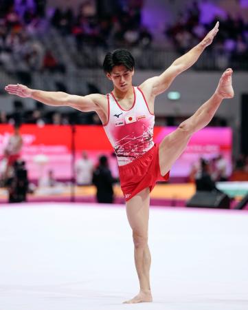男子個人総合決勝 橋本大輝の床運動=ジャカルタ(共同)