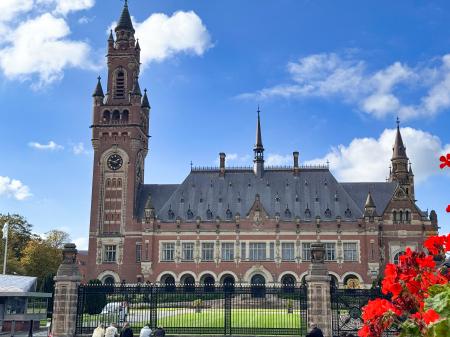 国際司法裁判所が入るオランダ西部ハーグの建物=9日(共同)