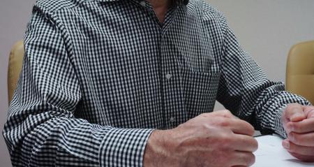 精神科病院に医療保護入院をさせられ、弁護士との連絡を制限されたのは違法だと訴える男性＝１５日、東京都内