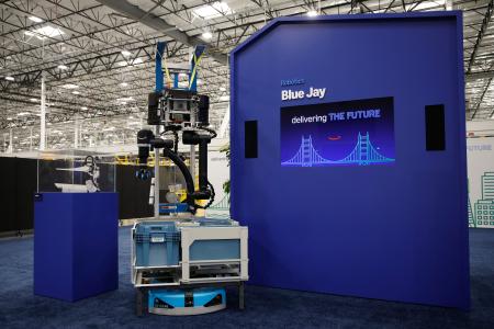 　米アマゾンの配送支援ロボット＝米カリフォルニア州、２２日（ＡＰ＝共同）