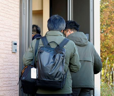 「ノースサファリサッポロ」の運営会社「サクセス観光」の取締役自宅へ家宅捜索に入る北海道警の捜査員=23日午前、札幌市