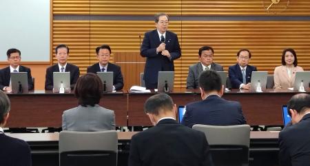 公明党の党会合であいさつする斉藤鉄夫代表（中央）＝２３日午前、東京都新宿区