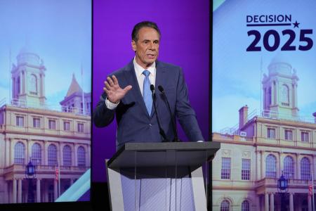 22日、米ニューヨークで市長選の討論会に参加するアンドルー・クオモ氏(ニューヨーク・タイムズ紙提供、AP=共同)