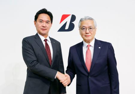 　ブリヂストンの石橋秀一ＣＥＯ（右）と後任の森田泰博副社長