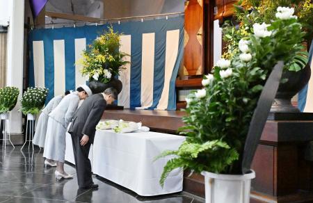 東京都慰霊堂の霊殿前に供花し、一礼される天皇、皇后両陛下と愛子さま=23日午後、東京都墨田区(代表撮影)