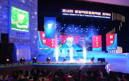 北朝鮮の首都平壌で始まった「平壌国際映画祝典」の開幕式。２３日付の労働新聞が掲載した（コリアメディア提供・共同）