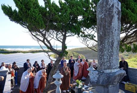 長崎県壱岐市で営まれた、朝鮮半島出身者らの引き揚げ船沈没事故の慰霊祭=23日午前