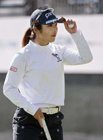 第1日、18番でパーパットを決めた佐久間朱莉。6アンダーで首位=マスターズGC